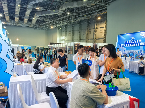 广东省水利学会秘书长王庆一行莅临我会展位,研读我会公共场所用电安全“三个标准”,并与我会副秘书长龙建平探讨标准编写问题.jpg 广东省水利学会秘书长王庆一行莅临我会展位,研读我会公共场所用电安全“三个标准”,并与我会副秘书长龙建平探讨标准编写问题.jpg