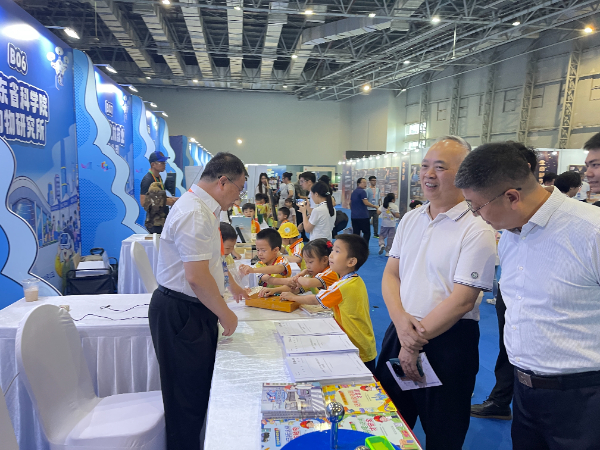 广东省科协科普部部长吴仕高等领导巡视我会展位.jpg 广东省科协科普部部长吴仕高等领导巡视我会展位.jpg